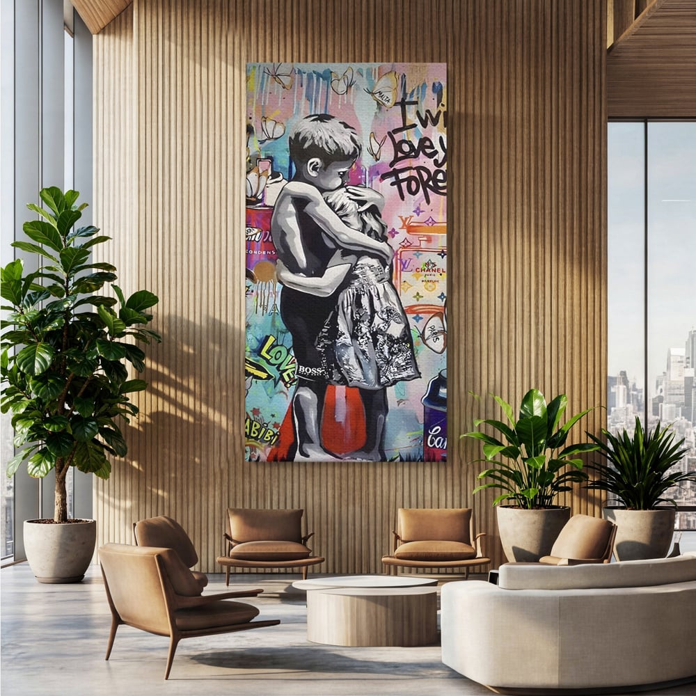 Tablou canvas cu tablou canvas cu doi copii imbratisati, fara rama, pe sasiu de lemn, pe perete intr-un birou